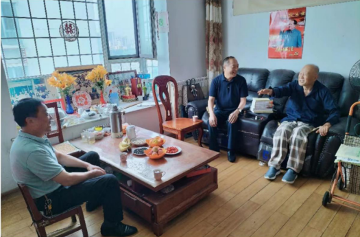 “七一”慰問老黨員 傳遞關(guān)懷憶初心